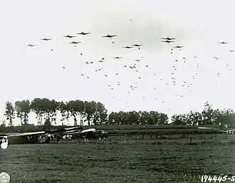 Parachuteaanval van de 82e Luchtlandingsdivisie nabij Grave (Nederland) tijdens Operatie Market Garden in 1944