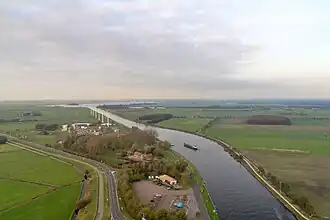 Uitzicht vanaf de toren over het Prinses Margrietkanaal