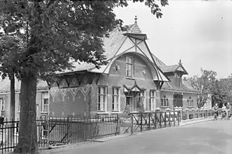 Voor- en zijgevel in 1956
