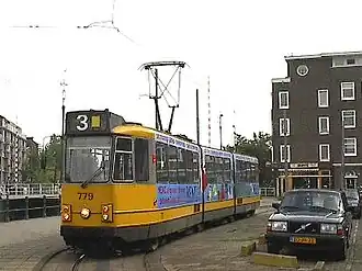 Gele Amsterdamse tram, serie 725-779. Dit tramtype deed dienst tussen 1974 en 2003. De lijnkleur is te zien naast het lijnnummer.