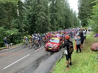 Het peloton bij het begin van de etappe