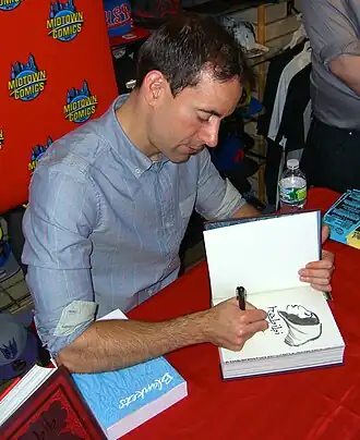 Craig Thompson signeert een exemplaar van Habibi op Midtown Comics te Manhattan in 2011.