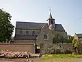 Ensemble van de kerk Saint-Lambert, het kerkhof eromheen met diens omliggende muur en de kastanjes groeiende aan de voorkant van het gebouw