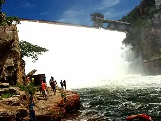 De dam stroomt over van het stuwmeer Açude Mãe d'água in Coremas