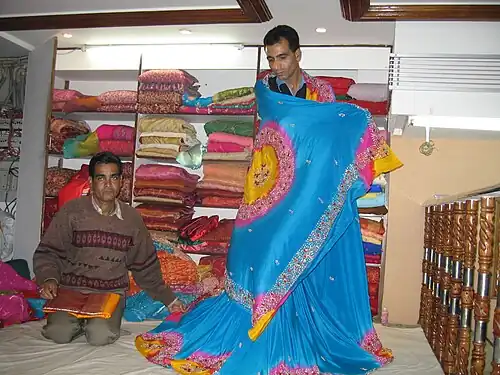 Kledingwinkel laat Lahenga (rok) zien