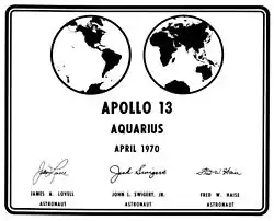 Het gedenkteken op de trap van de maanlander