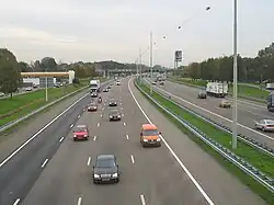 De voertuigen op rijstrook drie rijden onnodig links, omdat de meest rechterrijstrook (rijstrook 4) vrij is.