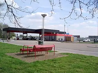 Blik op het tankstation.