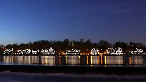 De historische Boathouse Row aan de oever van Schuylkill