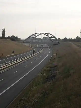 Spoorbrug over de A39 vlak bij het knooppunt met de A2 bij Schandelah. (2009)