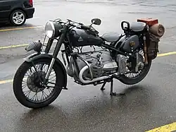 Verduisterde koplamp op het voorspatbord van een Condor-motorfiets
