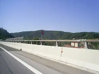 De A6 naar het zuiden bij Carcare, op de achtergrond het viaduct voor het verkeer naar het noorden