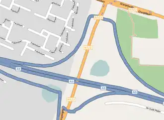 De erg ruim opgezette afrit 4 van de A9. Aan de wateren is goed te zien dat knooppunt Ouderkerk aan de Amstel hier gepland was.