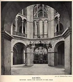 Aanblik octogonale paltskapel met Barbarossaluchter rond 1900