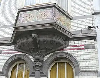 Gent: erker in art-nouveaustijl met faïence.