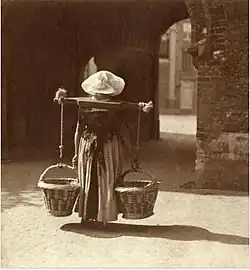 Vrouw in klederdracht