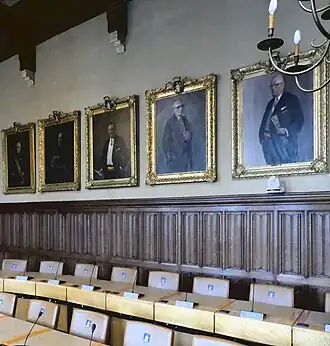 Portret in de Gemeenteraadszaal (Rechts)