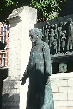 Kerk van Temse, Priester Poppe-monument in brons, door Valeer Peirsman