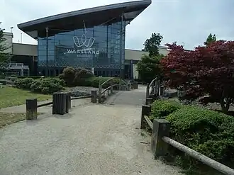 Hoofdingang met Japanse tuin.