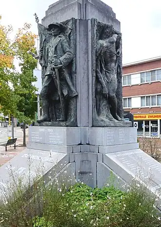 detail: zegevierend soldaat