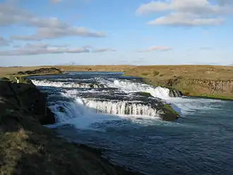 De Ægissíðufoss. Op de achtergrond is de Hekla te zien.