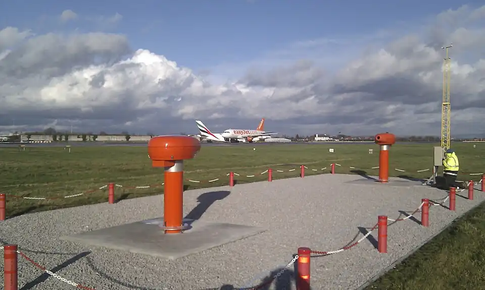 Een AGIVIS 2000 transmissometer in gebruik voor meting van de RVR.