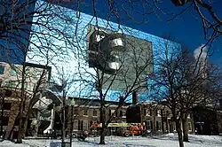 Zuidvleugel (titanium en glas), bekeken vanaf de Grange en Grange Park