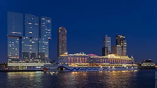 De AIDAprima voor de Wilhelminakade met links De Rotterdam