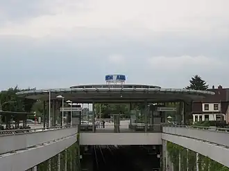 Station Eidelstedt Zentrum. Het station ligt in een bak onder het straatniveau. (2011)