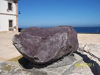 Piedra alboranita, op het eiland Alborán, naast de vuurtoren.