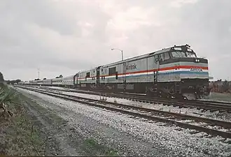Twee Amtrak GE P30CH-locomotieven aan de voorkant van de Autotrein in Sanford (Florida) in 1987