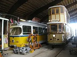 De uit Alexandrië in Denemarken teruggekeerde gelede wagen 815, naast motorwagen 22 in de remise van het Trammuseum Skjoldenæsholm; 12 augustus 1966.