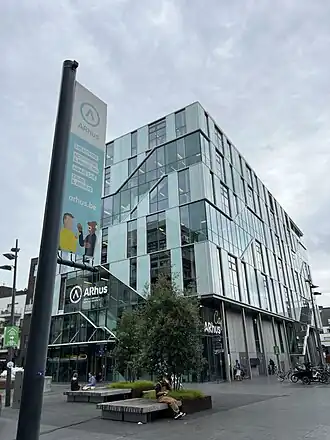 ARhus-gebouw op het plein De Munt in Roeselare