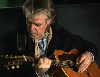 Vanderveen speelt gitaar