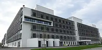 De hoofdingang in april 2018