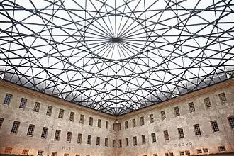 Het glazen dak van Het Scheepvaartmuseum in Amsterdam