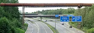 De A59 kruist de A42 bij Kreuz Duisburg-Nord. Een gasleiding van de voormalige hoogoven, nu onderdeel van het Landschapspark Duisburg-Nord, gaat hier over de snelweg. (2006)