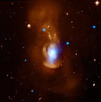 NGC 4194: een combinatie van röntgenwaarnemingen (Chandra X-ray Observatory , blauw) en optische metingen (Ruimtetelescoop Hubble), oranje.