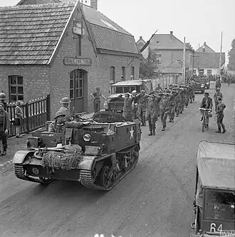19 september 1944: een Universal Carrier brengt Duitse krijgsgevangenen binnen nabij Lommel-Barrier (Operatie Market Garden).