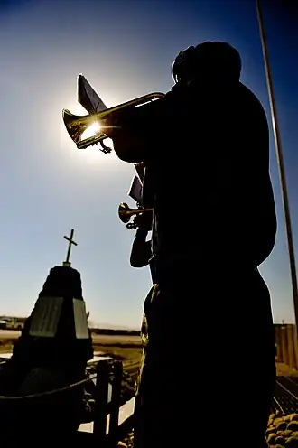 Last Post gespeeld door Britse militairen bij een dodenherdenking in Afghanistan