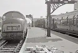 Een Class 42 Warship in 1967 te London Waterloo