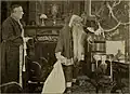 De 'kerstman' wordt bij een inbraak gepakt in A Counterfeit Santa Claus, 1912