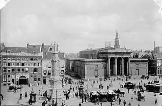 De Beurs van Zocher op de Dam, na 1883. Foto van A.T. Rooswinkel