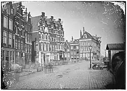 Prins Hendrikkade 28-33 gezien naar de Martelaarsgracht, met in het midden de ingang van de Ramskooi; tussen 1868 en 1884.