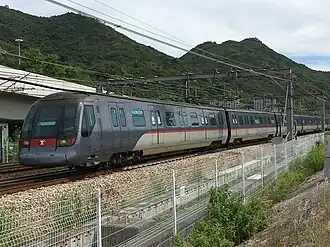 Trein op de Tung Chung line in de richting van Sunny Bay