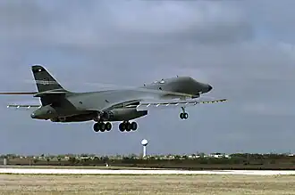 Een B-1B Lancer stijgt op van Dyess AFB