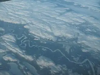 Luchtbeeld van de bevroren Anaktalik Brook nabij de monding in de Labradorzee. Ten noorden ervan (rechtsboven) ligt Tasisuak Lake, een meer dat onderdeel uitmaakt van de Fraser