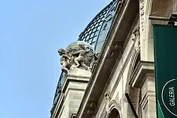 Sculptuur op de gevel van het pand door Jules Anthone.