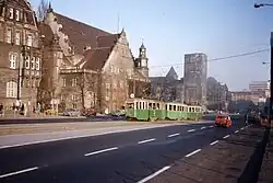 Typerend voor de jaren voor de val van het IJzeren Gordijn, en vlak daarna, waren de combinaties van één N Konstal motorwagen met 2 aanhangwagens. Hier motorwagen 729 op lijn 2, november 1989.