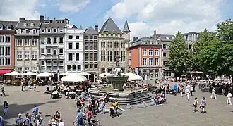 Markt met Karlsbrunnen en 14e-eeuws Haus Löwenstein